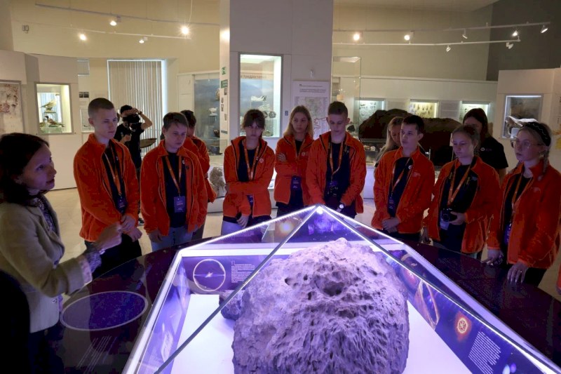 Саратовские «менделеевцы» увидели музейный метеорит и побывали на рекультивированной свалке в Челябинске 