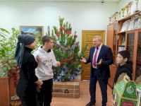 «Елка желаний» в Саратове: министр экологии вручил подростку велотренажер
