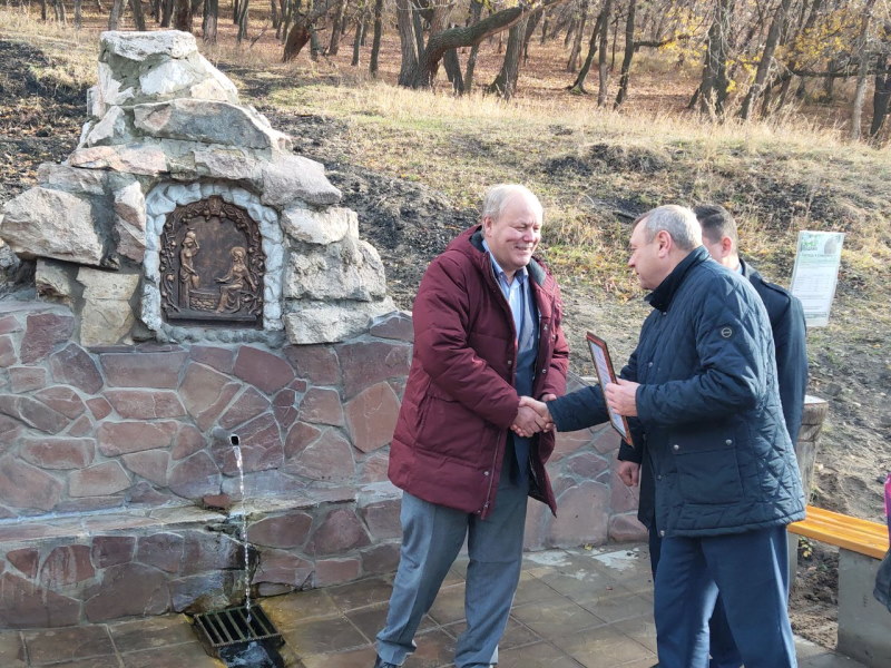 На Кумысной поляне в Саратове открылся благоустроенный родник «Господь и самарянка»